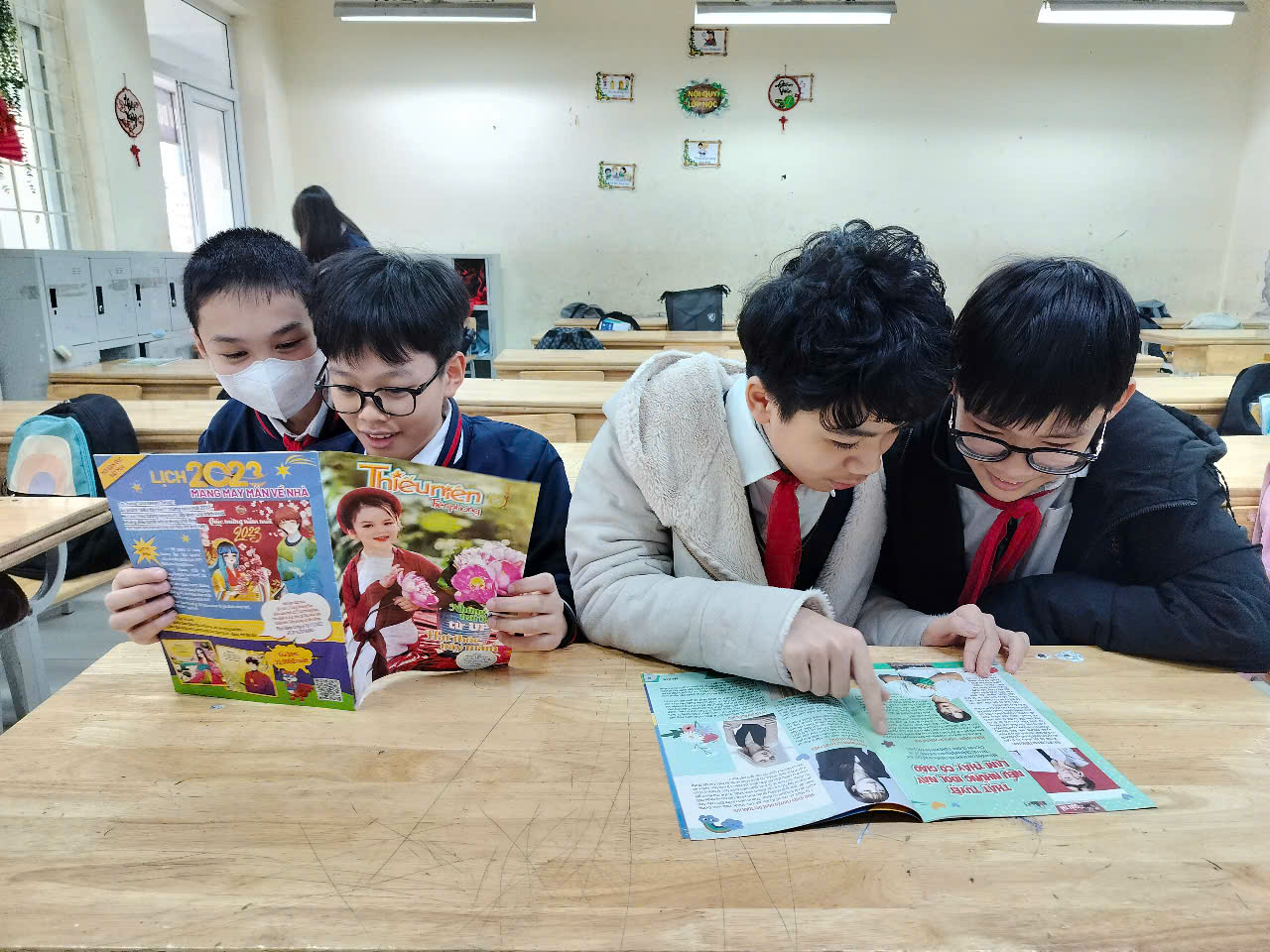 A group of children reading books

Description automatically generated