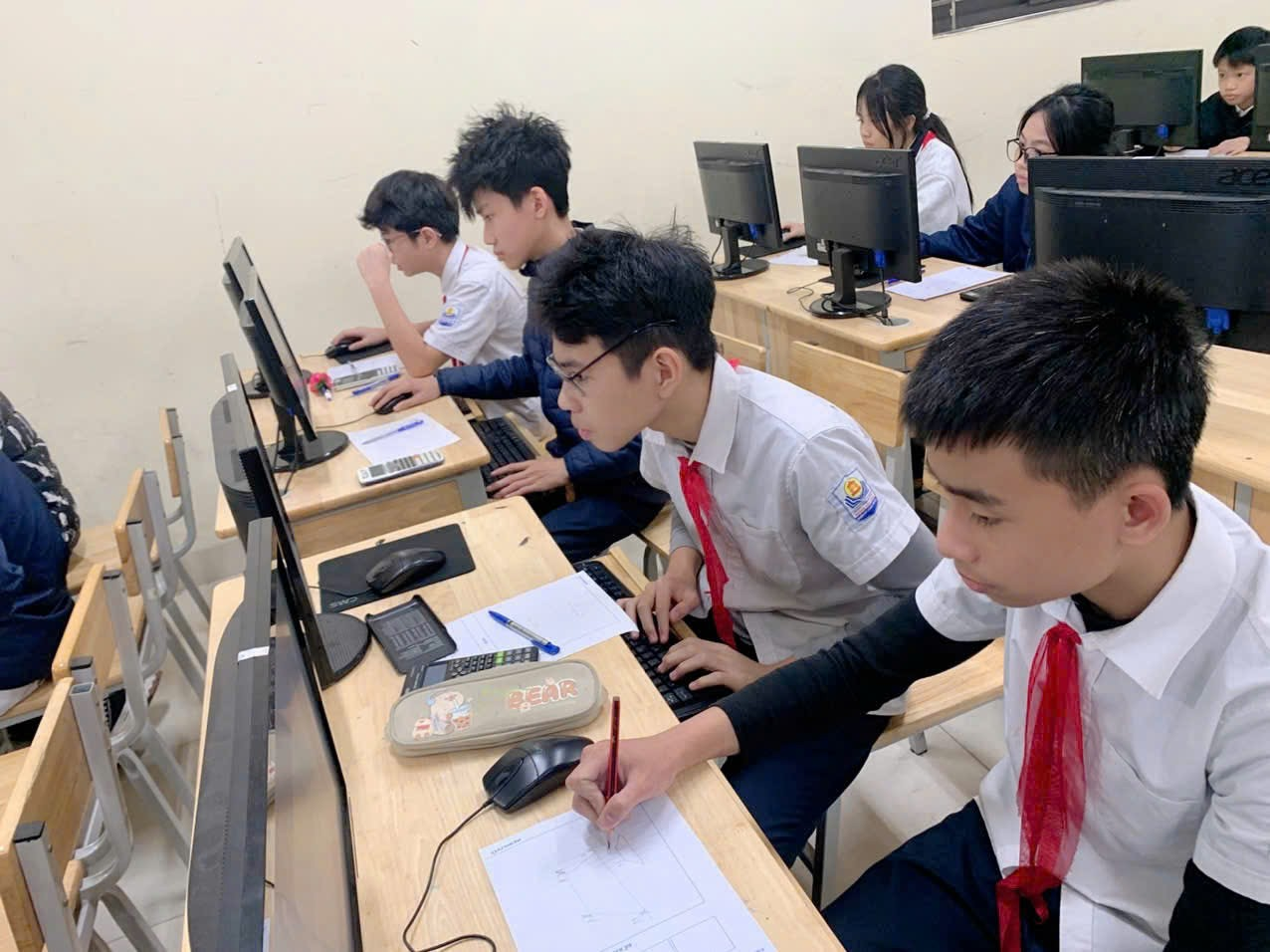 A group of people sitting at computers

AI-generated content may be incorrect.