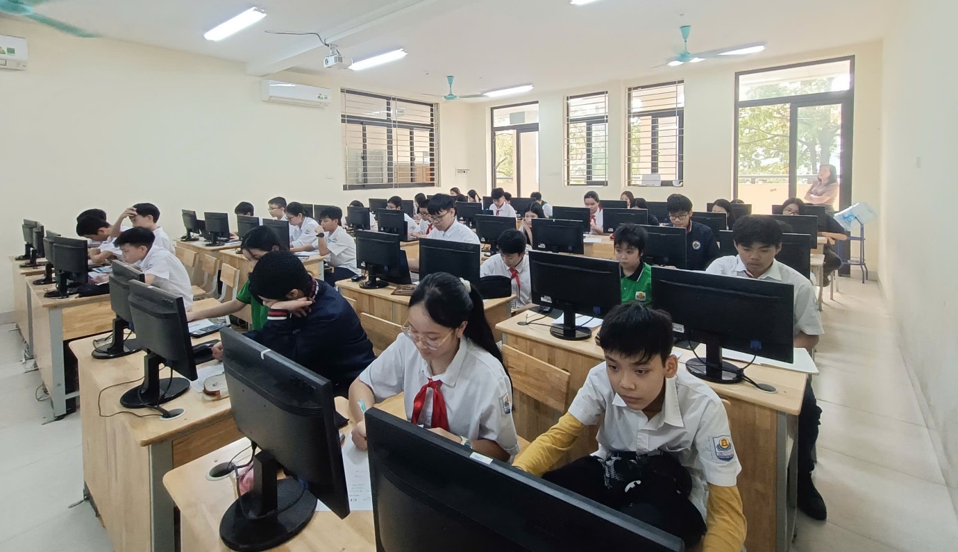 A group of people in a room with computers

AI-generated content may be incorrect.