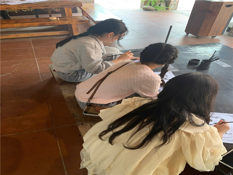 A group of women painting

AI-generated content may be incorrect.