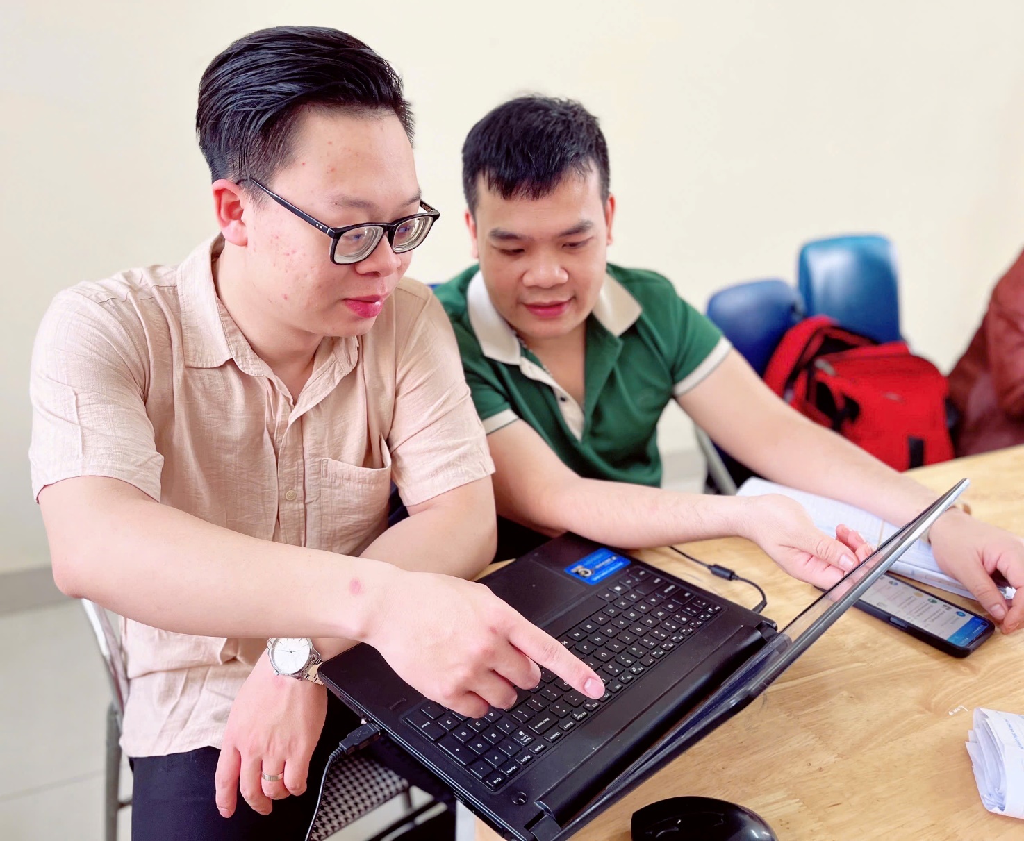 A person pointing at a computerAI-generated content may be incorrect.