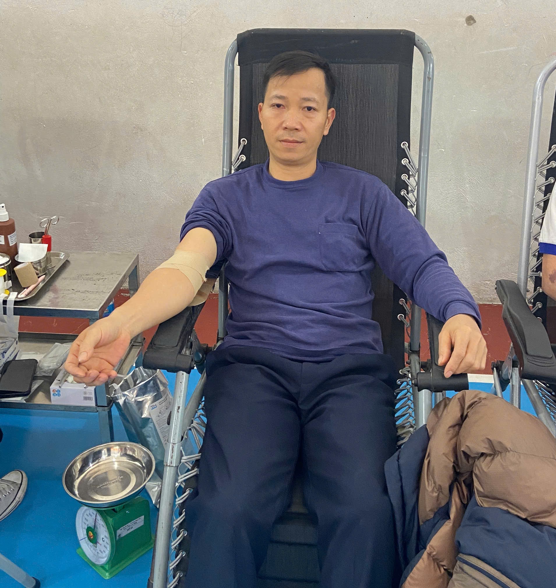 A person sitting in a wheelchairAI-generated content may be incorrect.