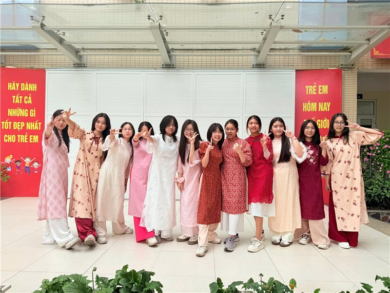 A group of women posing for a photo

AI-generated content may be incorrect.