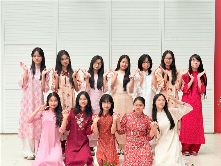 A group of women posing for a photo

AI-generated content may be incorrect.