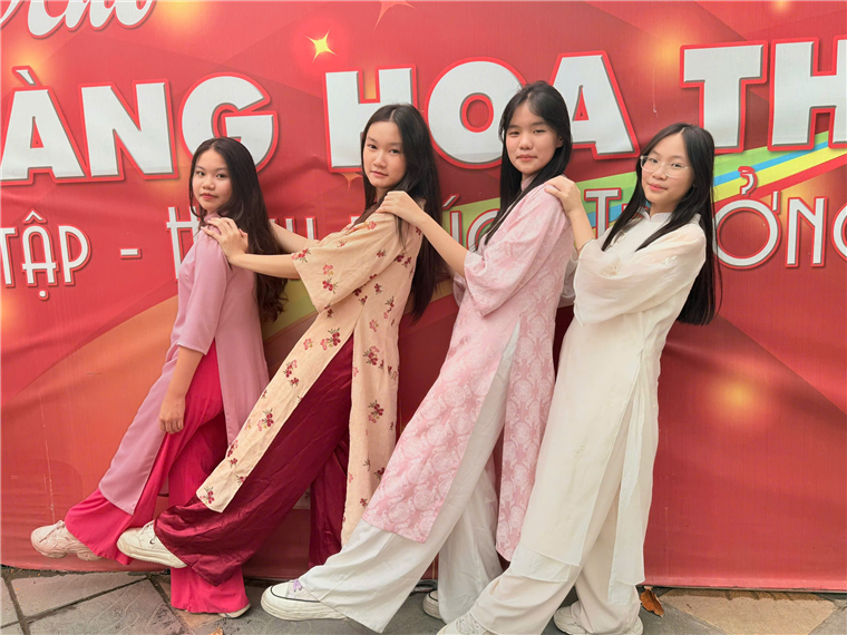 A group of girls posing for a picture

AI-generated content may be incorrect.