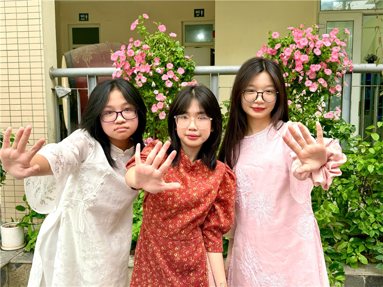 A group of girls posing for a picture

AI-generated content may be incorrect.