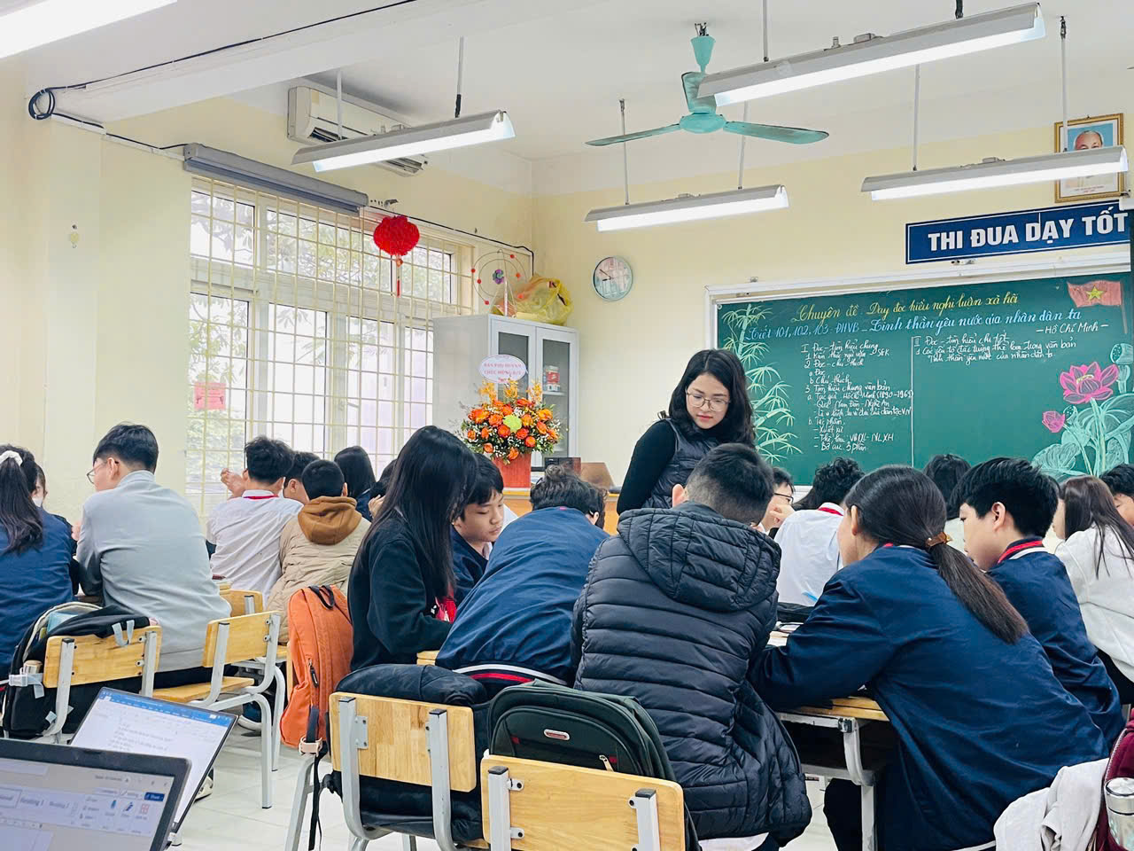 A group of people sitting in a classroom

Description automatically generated