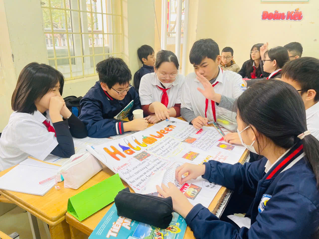 A group of students sitting at a table

Description automatically generated