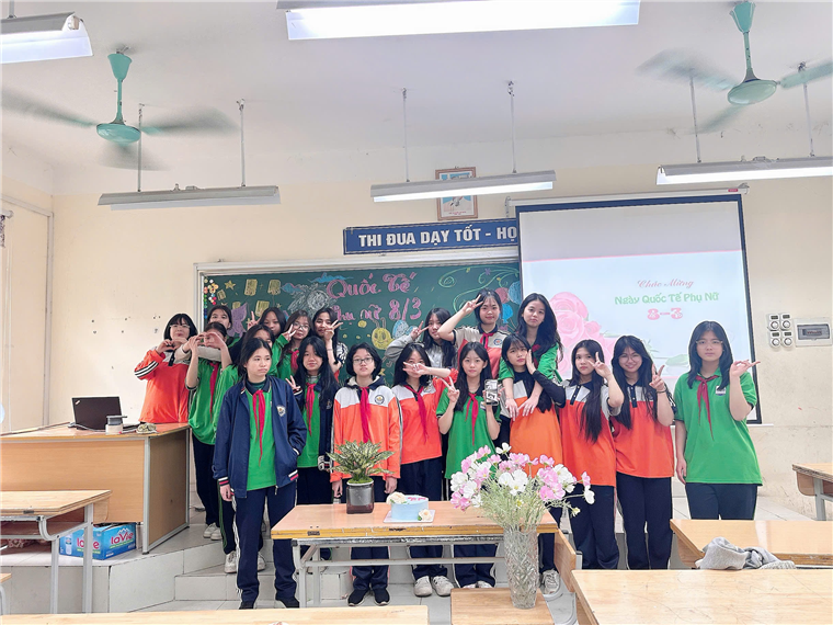 A group of people standing in a classroom

AI-generated content may be incorrect.