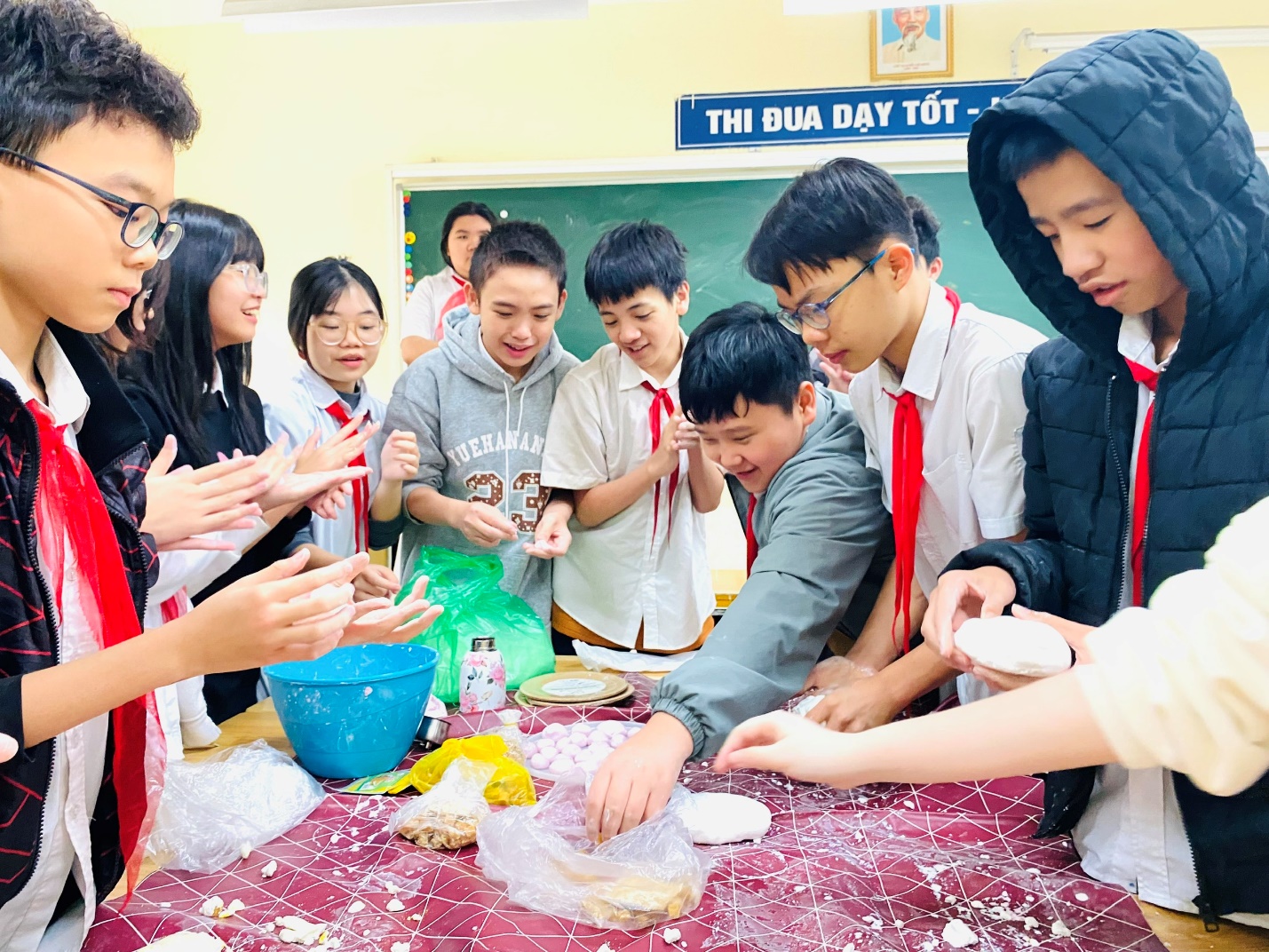 Ảnh có chứa trang phục, người, Mặt người, nhóm

Nội dung do AI tạo ra có thể không chính xác.