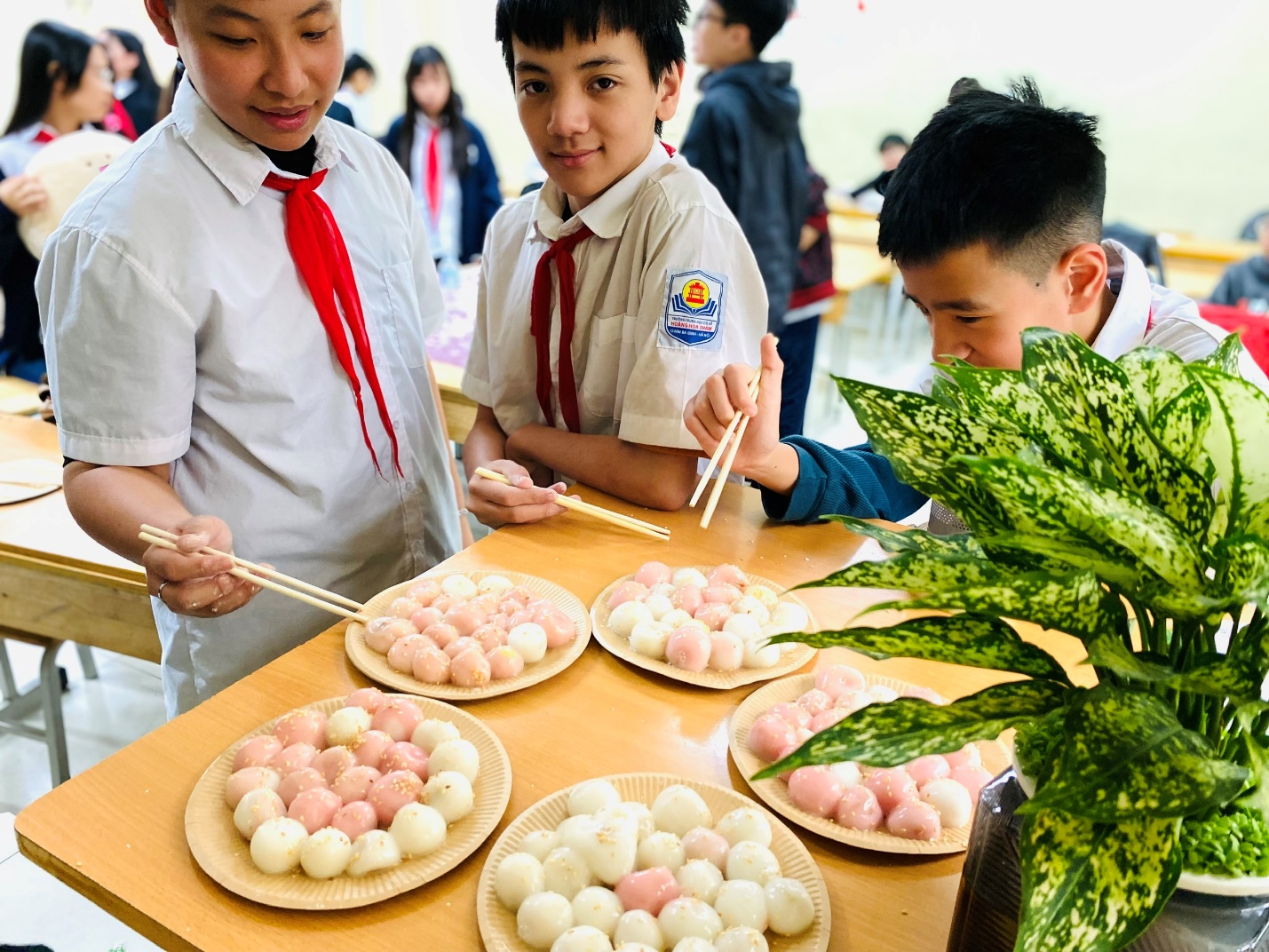 Ảnh có chứa người, trang phục, bàn, trong nhà

Nội dung do AI tạo ra có thể không chính xác.
