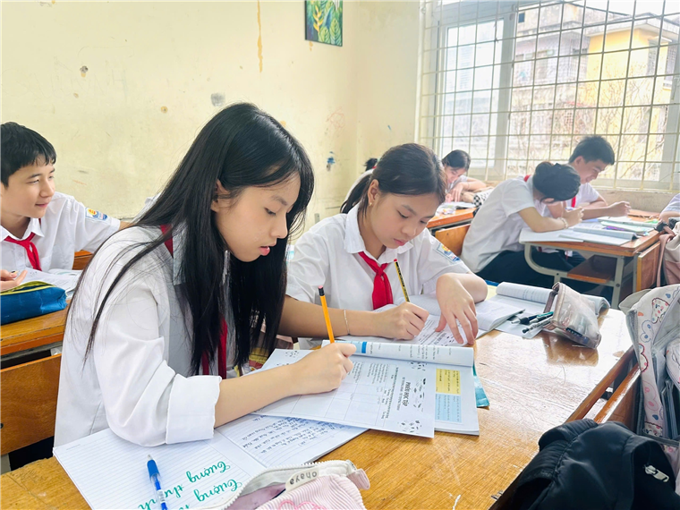 A group of students in a classroom

AI-generated content may be incorrect.
