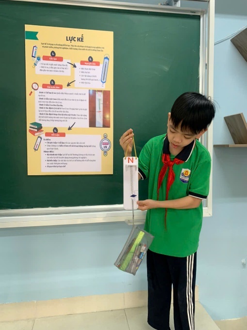 A child holding a ruler

AI-generated content may be incorrect.