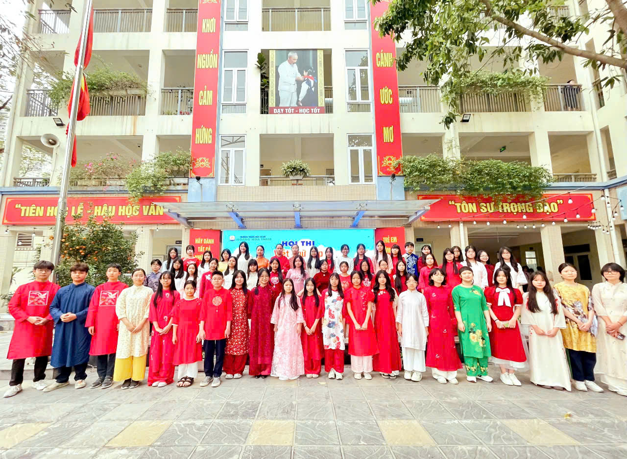A group of people standing in front of a building

Description automatically generated