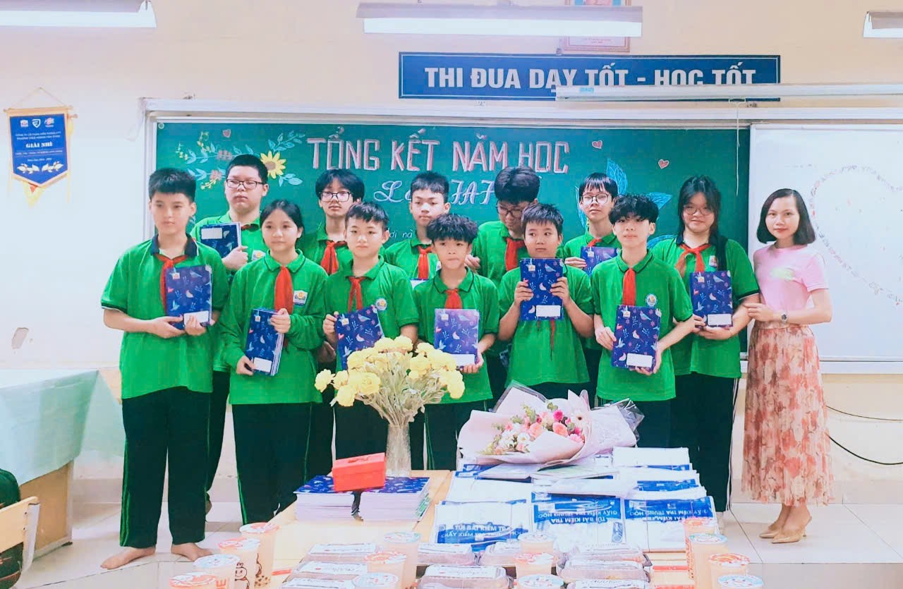 A group of people in green shirts holding books

Description automatically generated