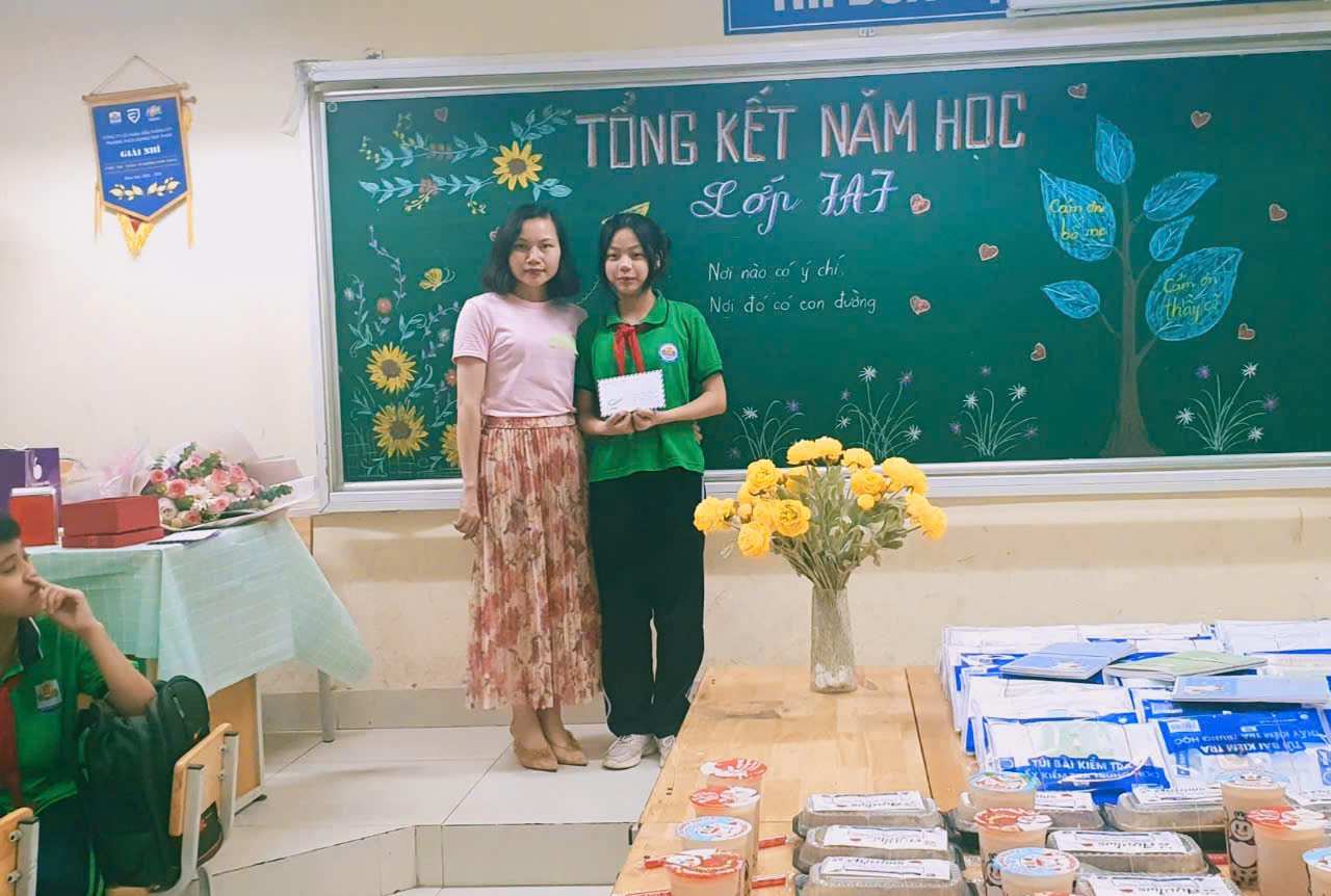 Two women standing in front of a chalkboard

Description automatically generated