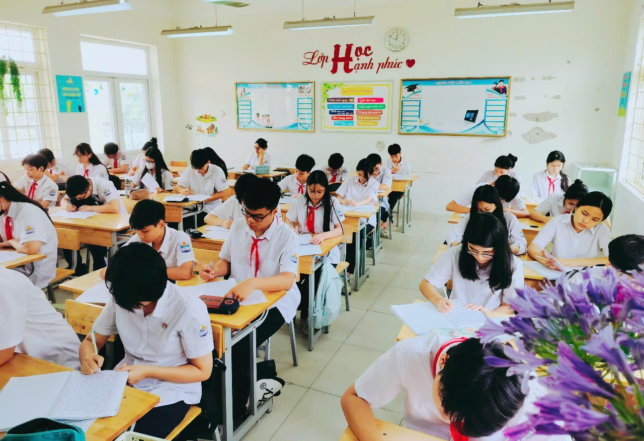 A group of students in a classroom

Description automatically generated