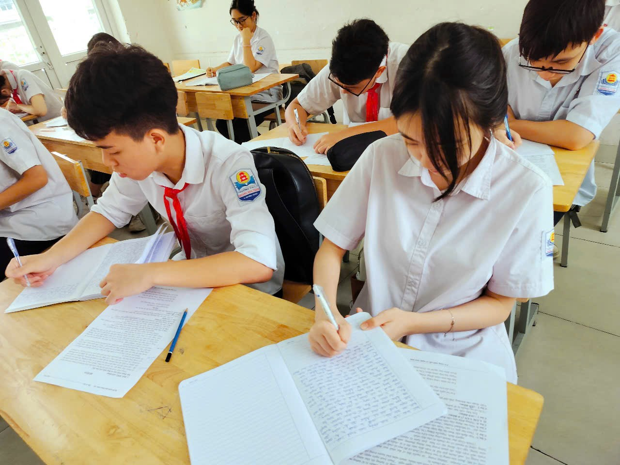A group of students in a classroom

Description automatically generated