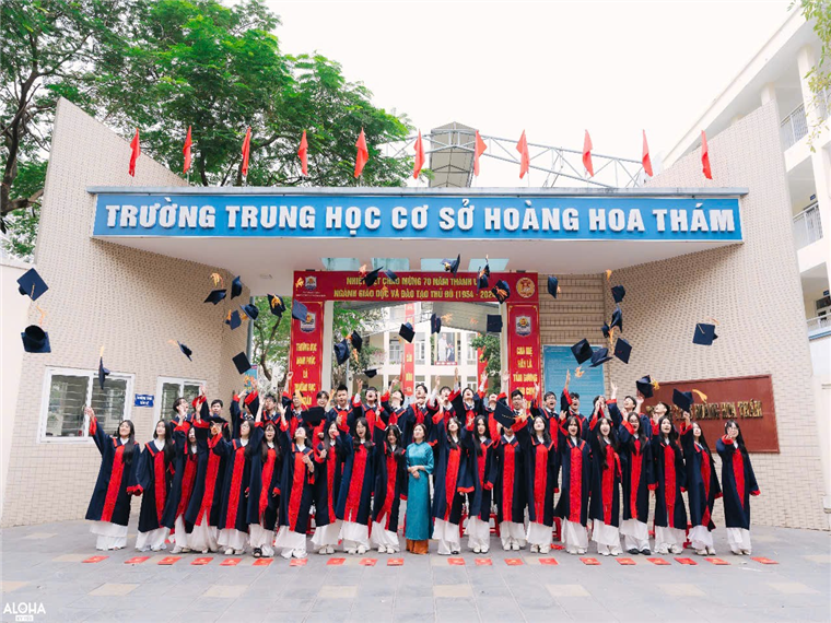 A group of people in graduation gowns

Description automatically generated