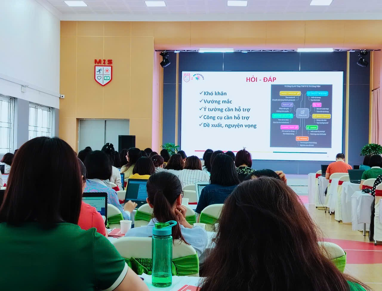 A group of people in a classroom

Description automatically generated