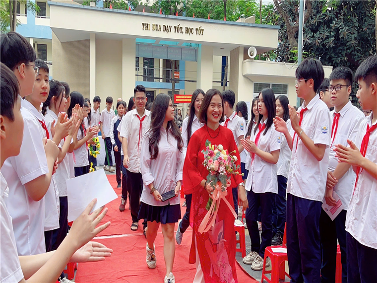 A group of people walking on a red carpetAI-generated content may be incorrect.