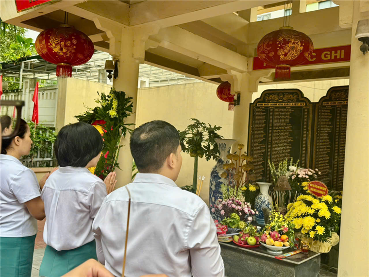 People standing in front of a shrineAI-generated content may be incorrect.