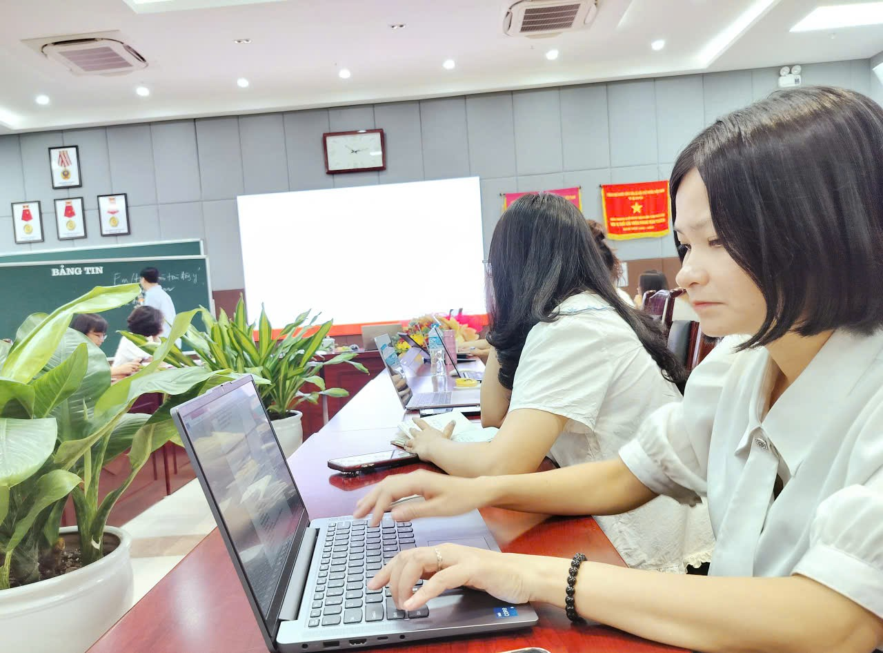 A group of women using laptops

Description automatically generated