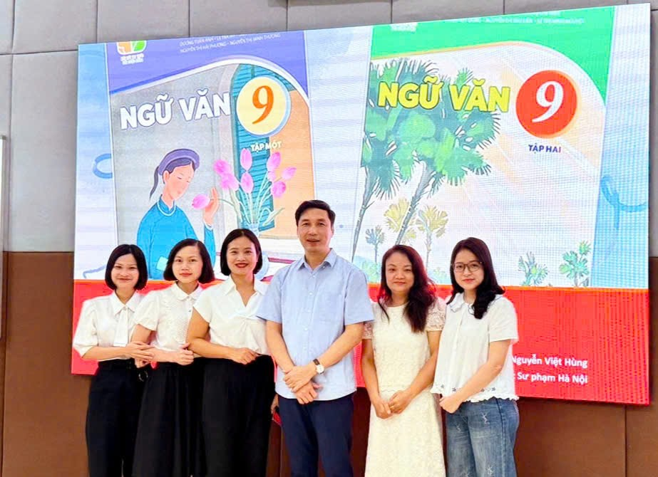 A group of people standing in front of a banner

Description automatically generated