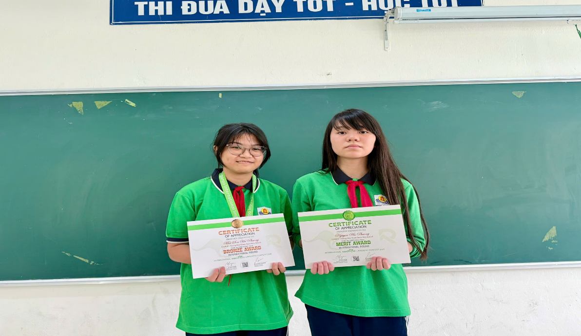 Hai học sinh tại buổi tuyên dương