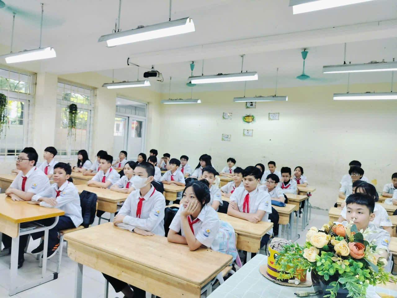 A group of students in a classroom
Description automatically generated