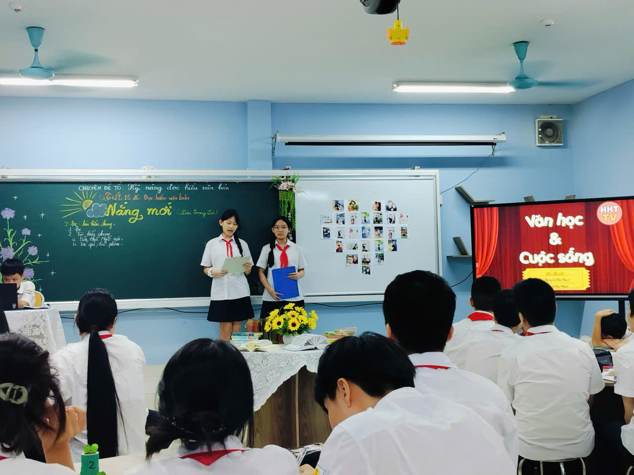 A group of people in a classroom
AI-generated content may be incorrect.