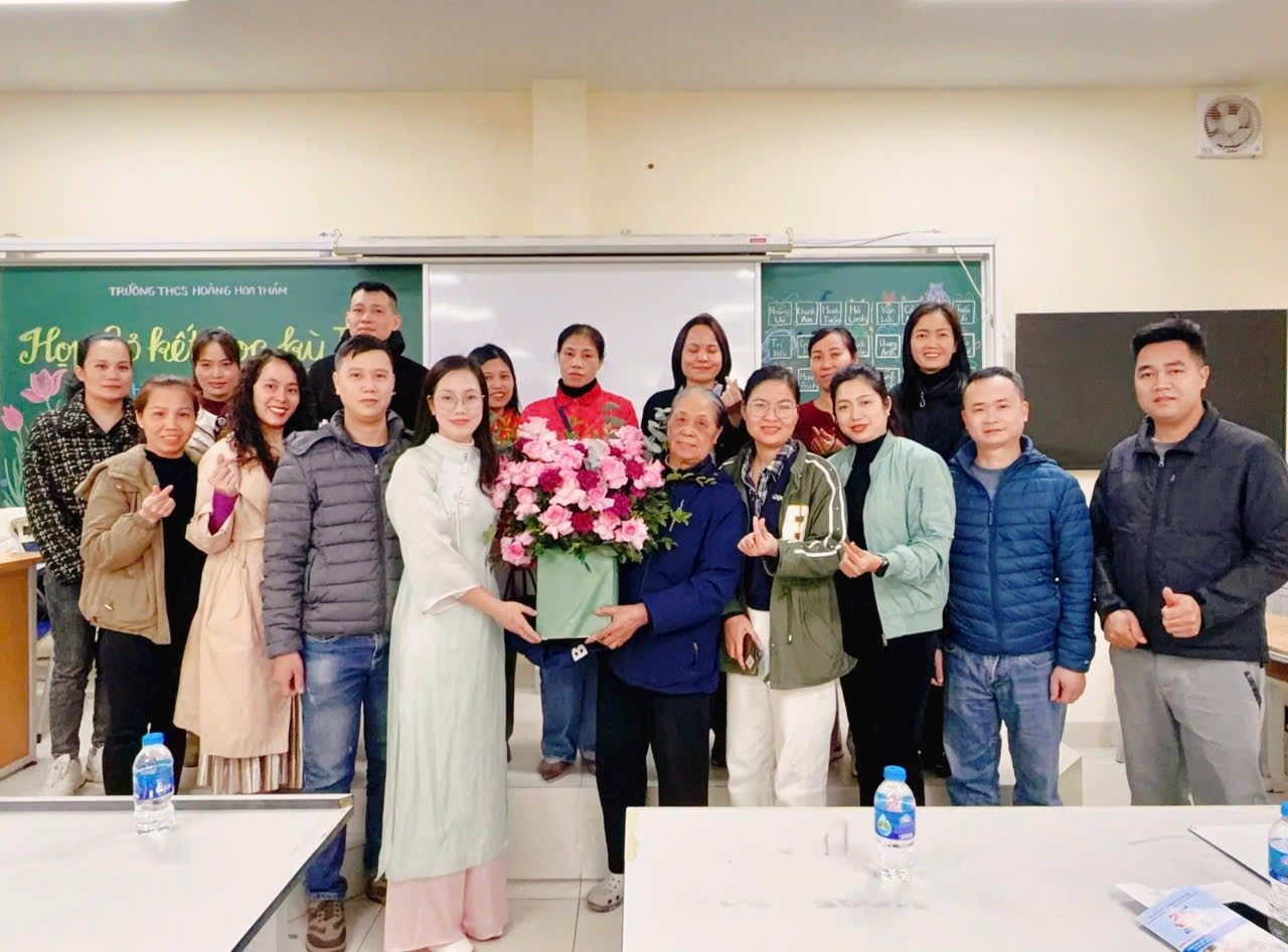 A group of people posing for a photo

Description automatically generated