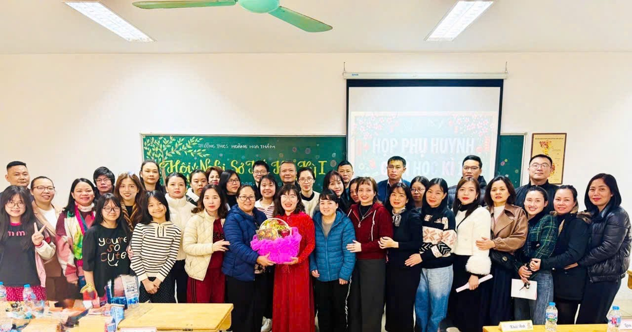 A group of people posing for a photo

Description automatically generated