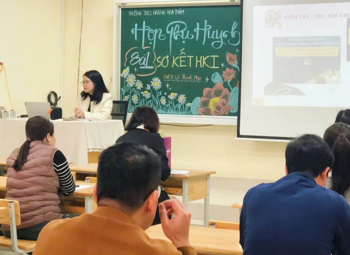 A person speaking to a group of people in a classroom

Description automatically generated