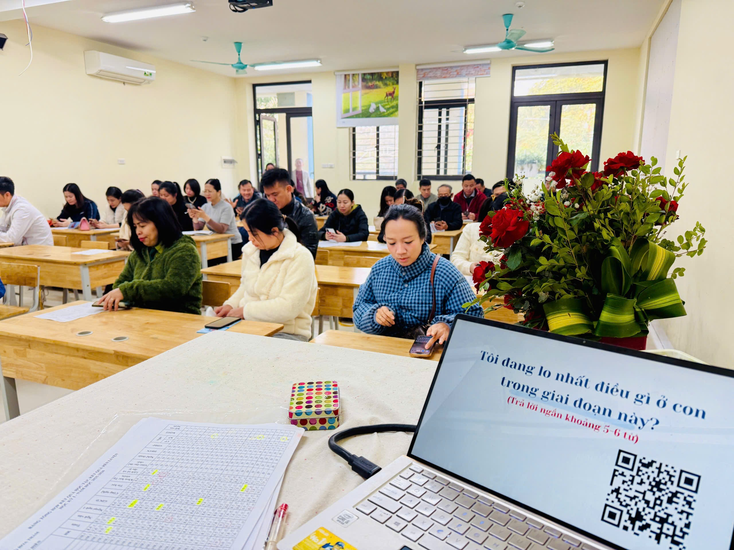 A group of people sitting at desks in a classroom

Description automatically generated