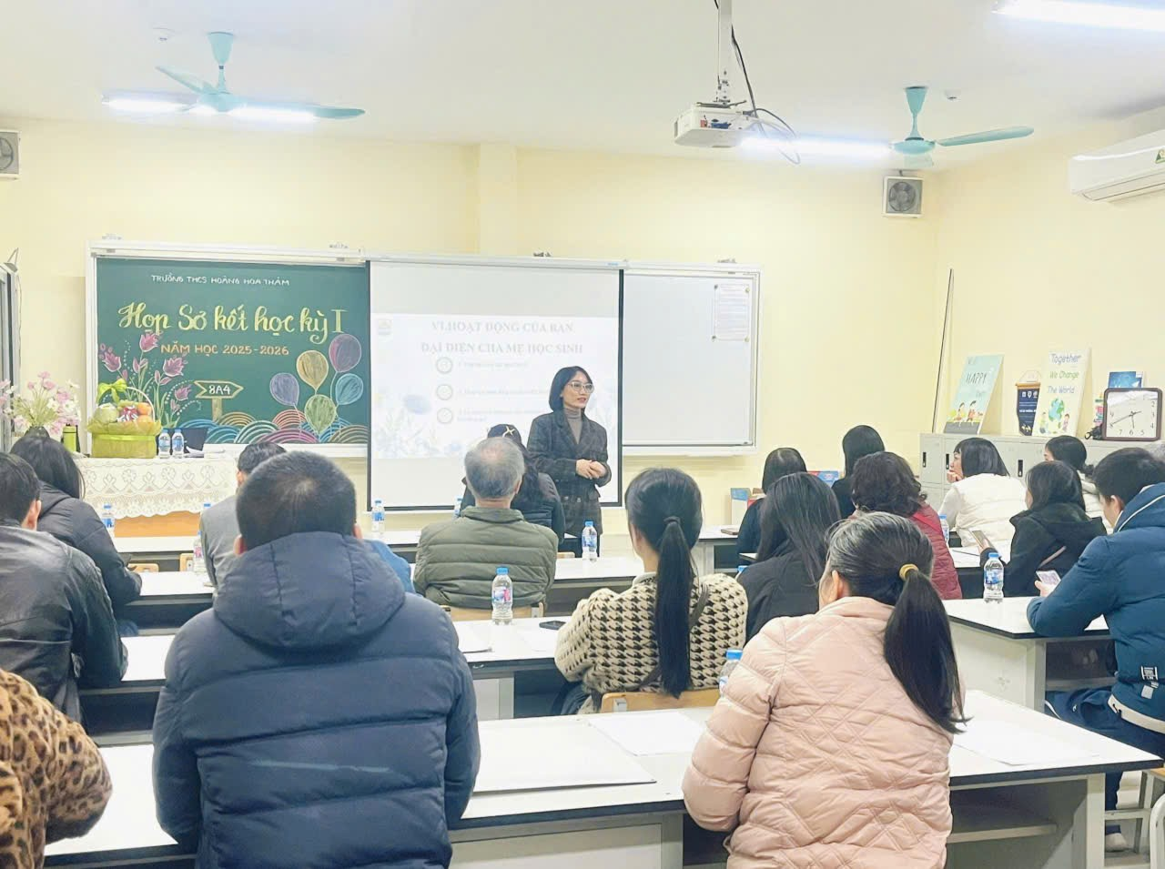 A person standing in front of a classroom

Description automatically generated