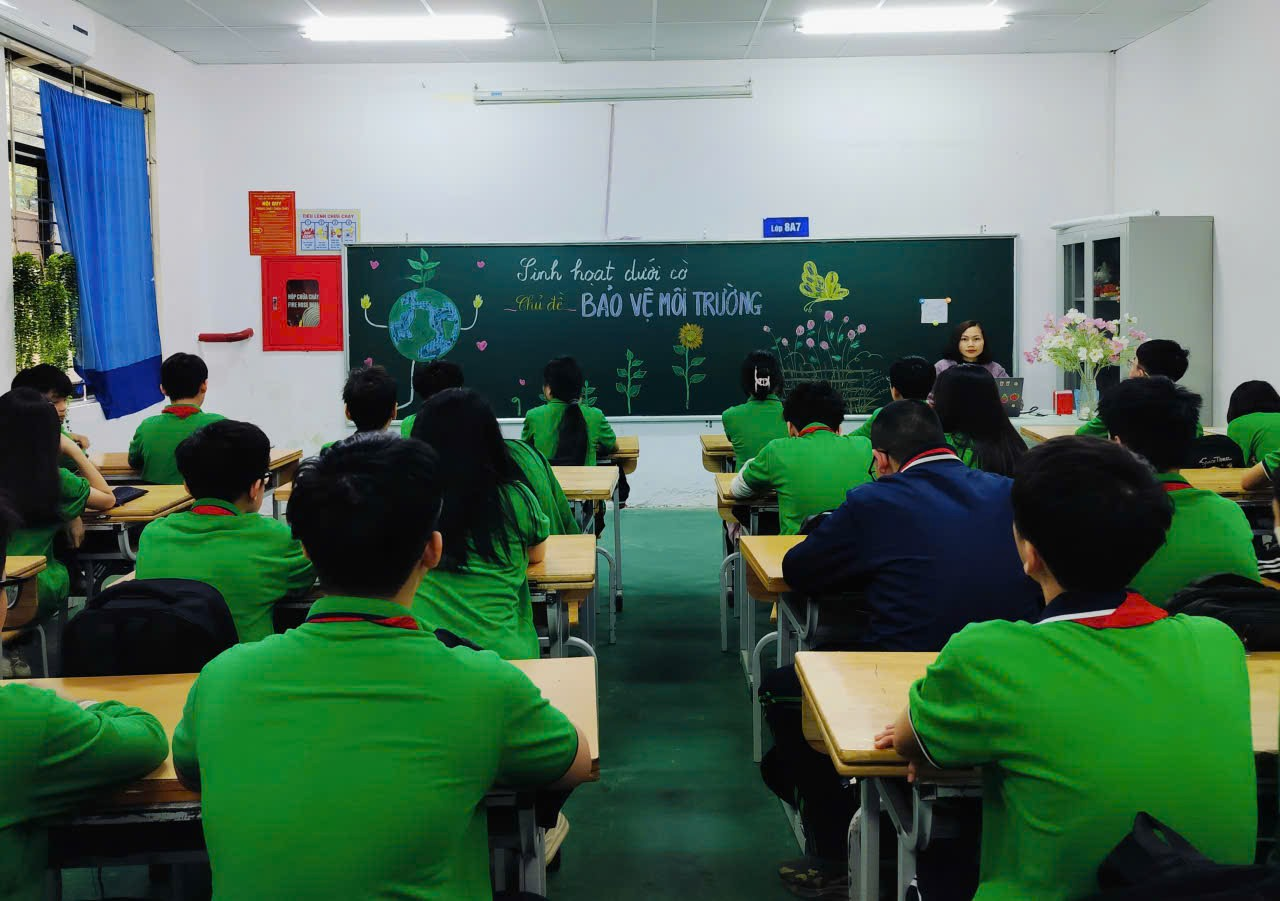 A group of people in a classroom

Description automatically generated