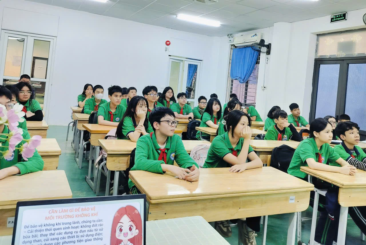 A group of people in a classroom

Description automatically generated