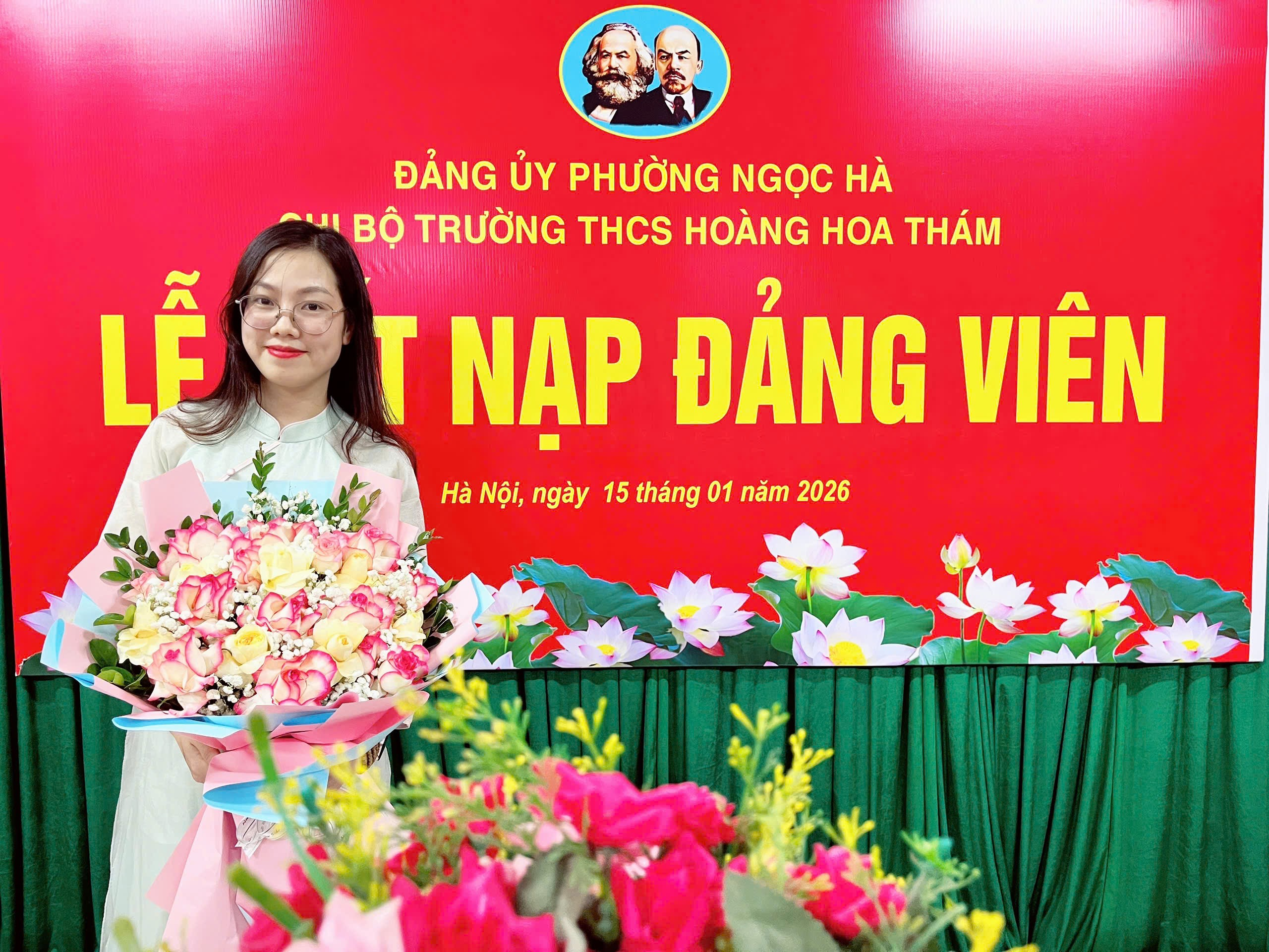 A person holding a bouquet of flowersDescription automatically generated