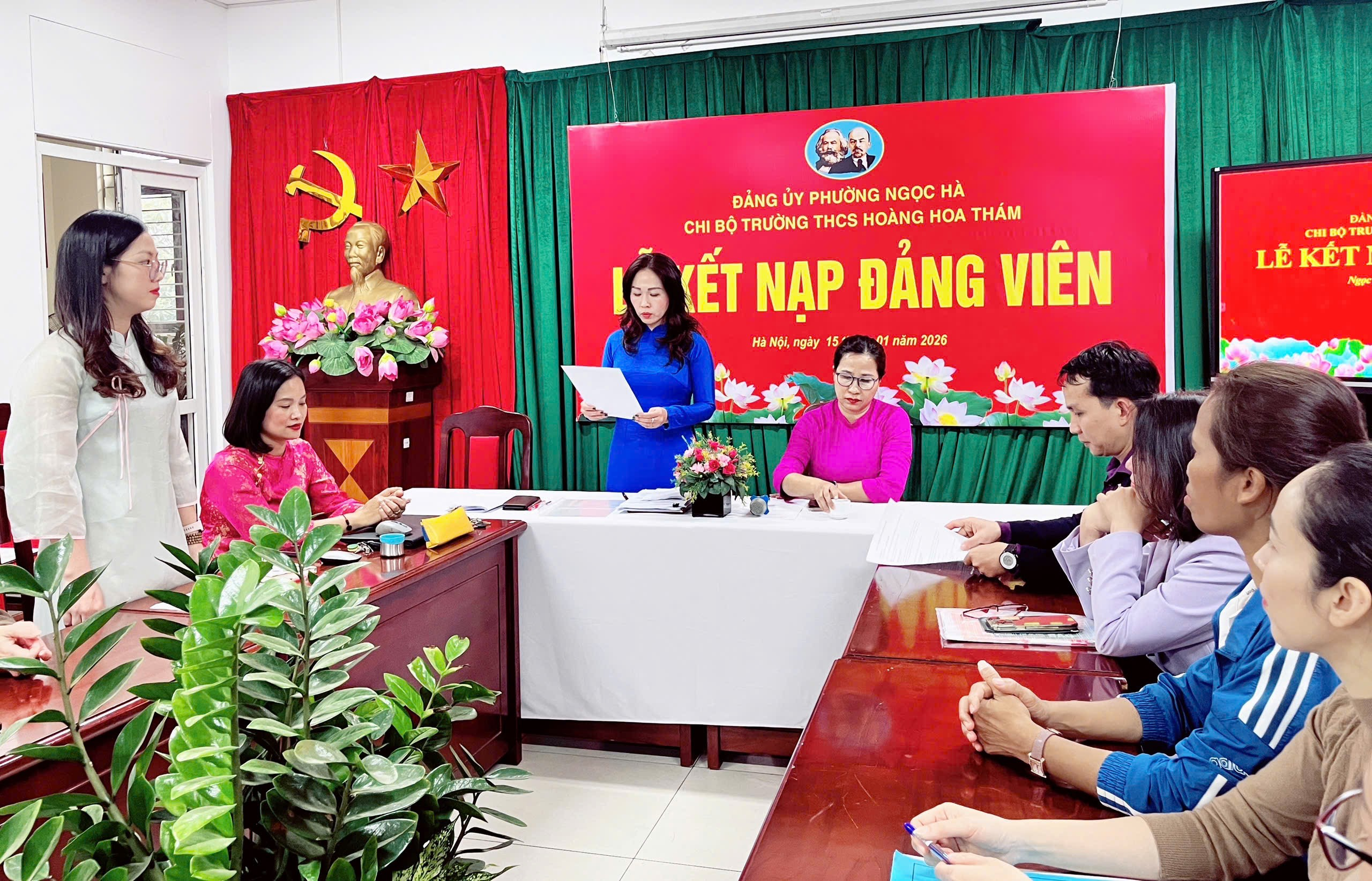 A group of people sitting at a tableDescription automatically generated