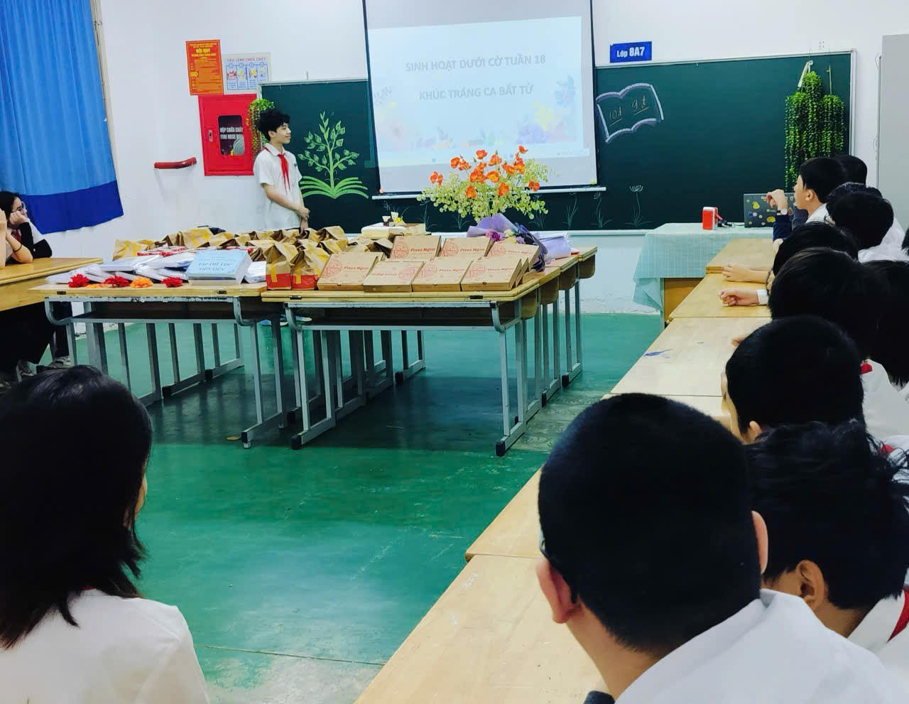 A group of people in a classroom

Description automatically generated