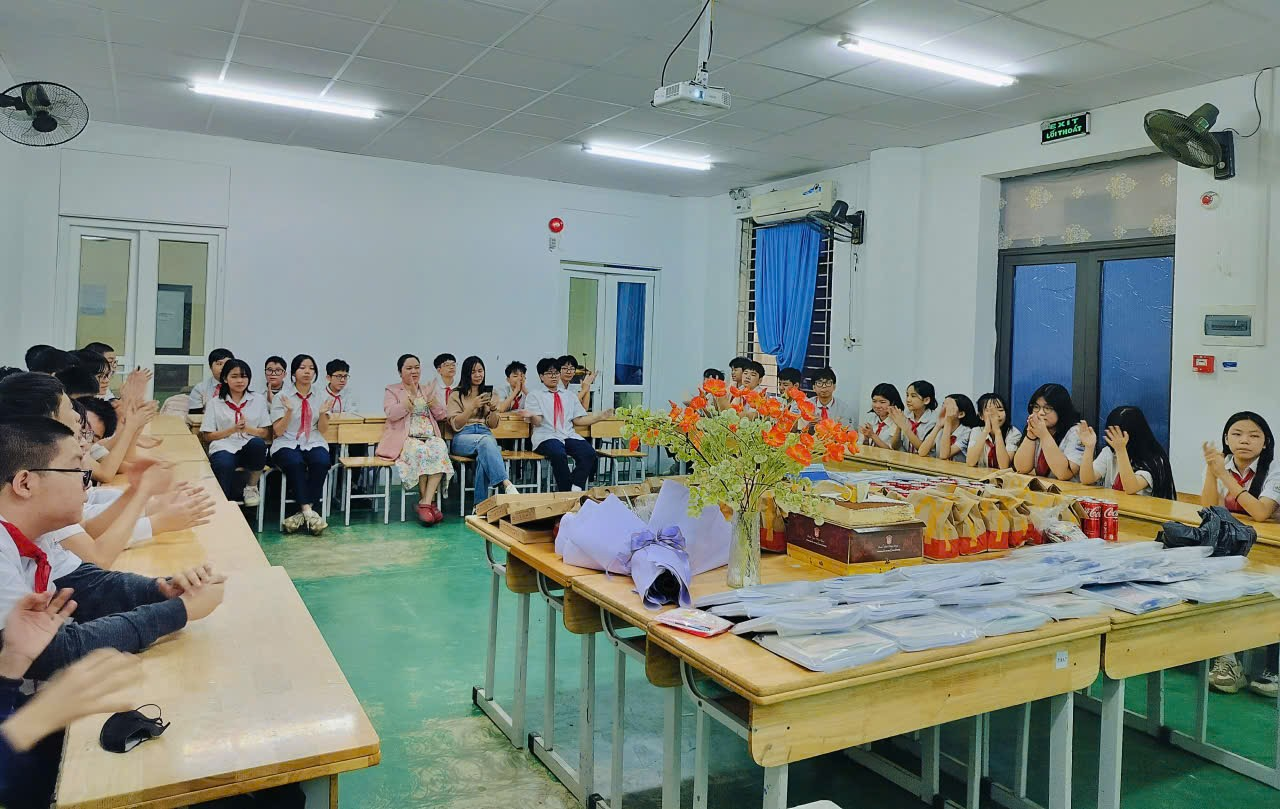 A group of children sitting in a classroom

Description automatically generated