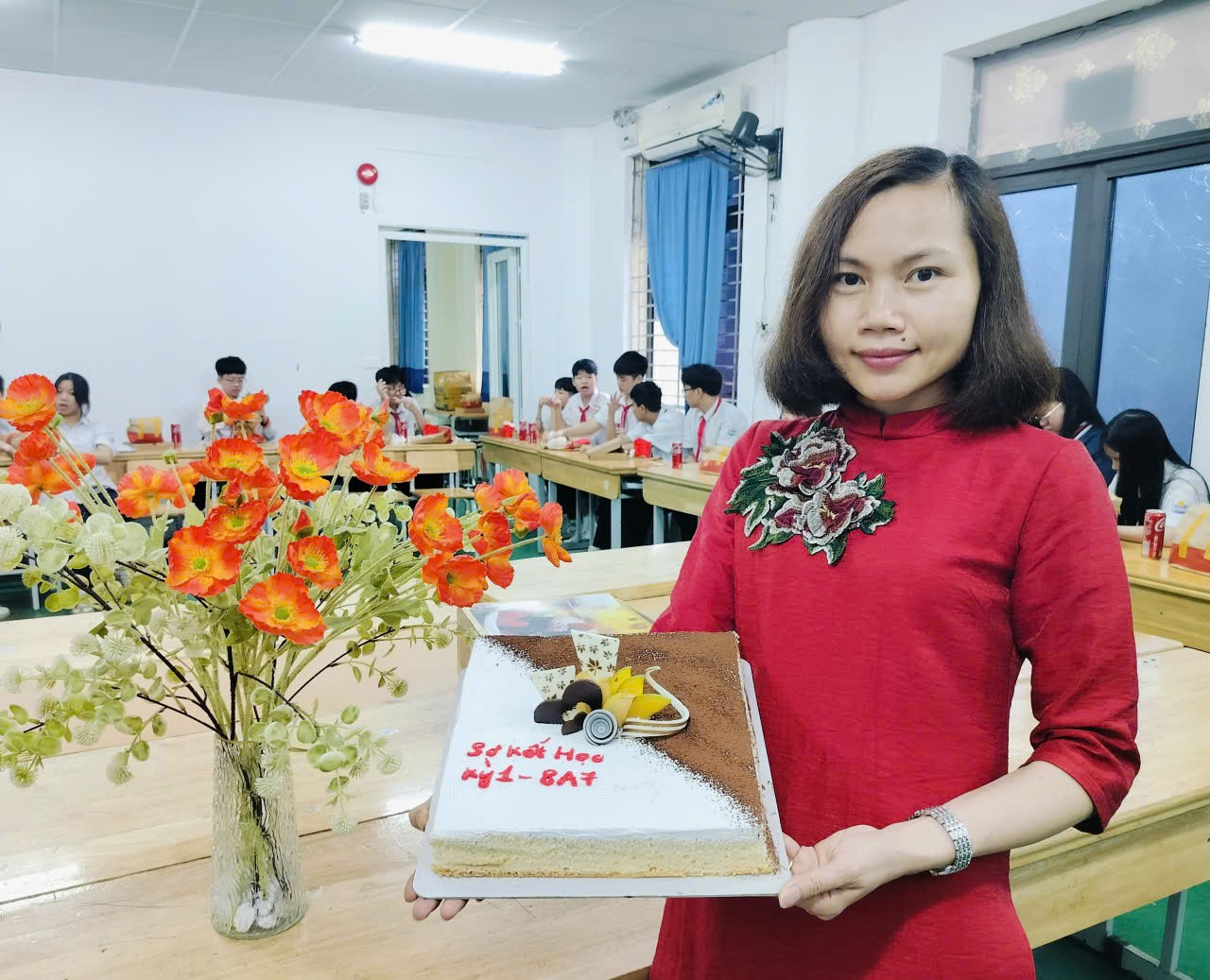 A person holding a cake

Description automatically generated