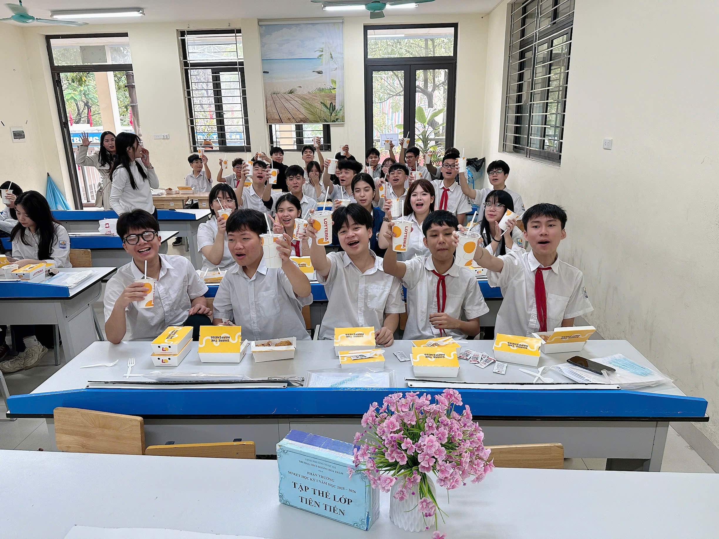 A group of students sitting at a table eating food

AI-generated content may be incorrect.