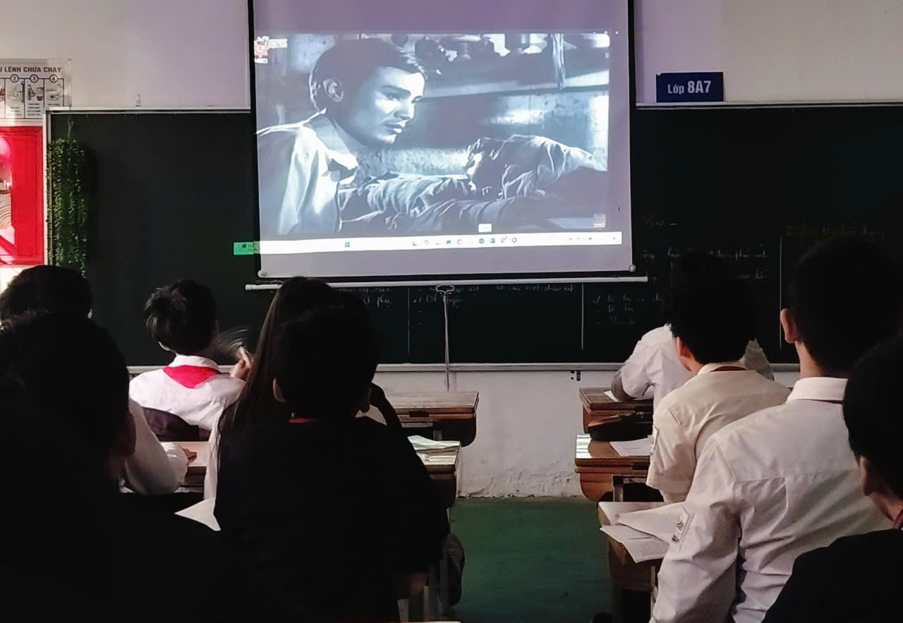 A group of students in a classroom

Description automatically generated