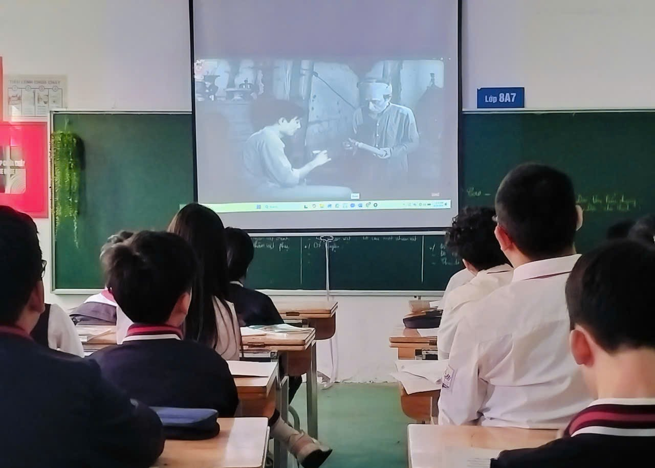 A group of students in a classroom

Description automatically generated