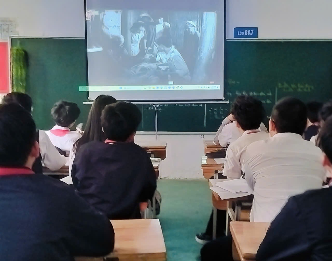 A group of people in a classroom

Description automatically generated