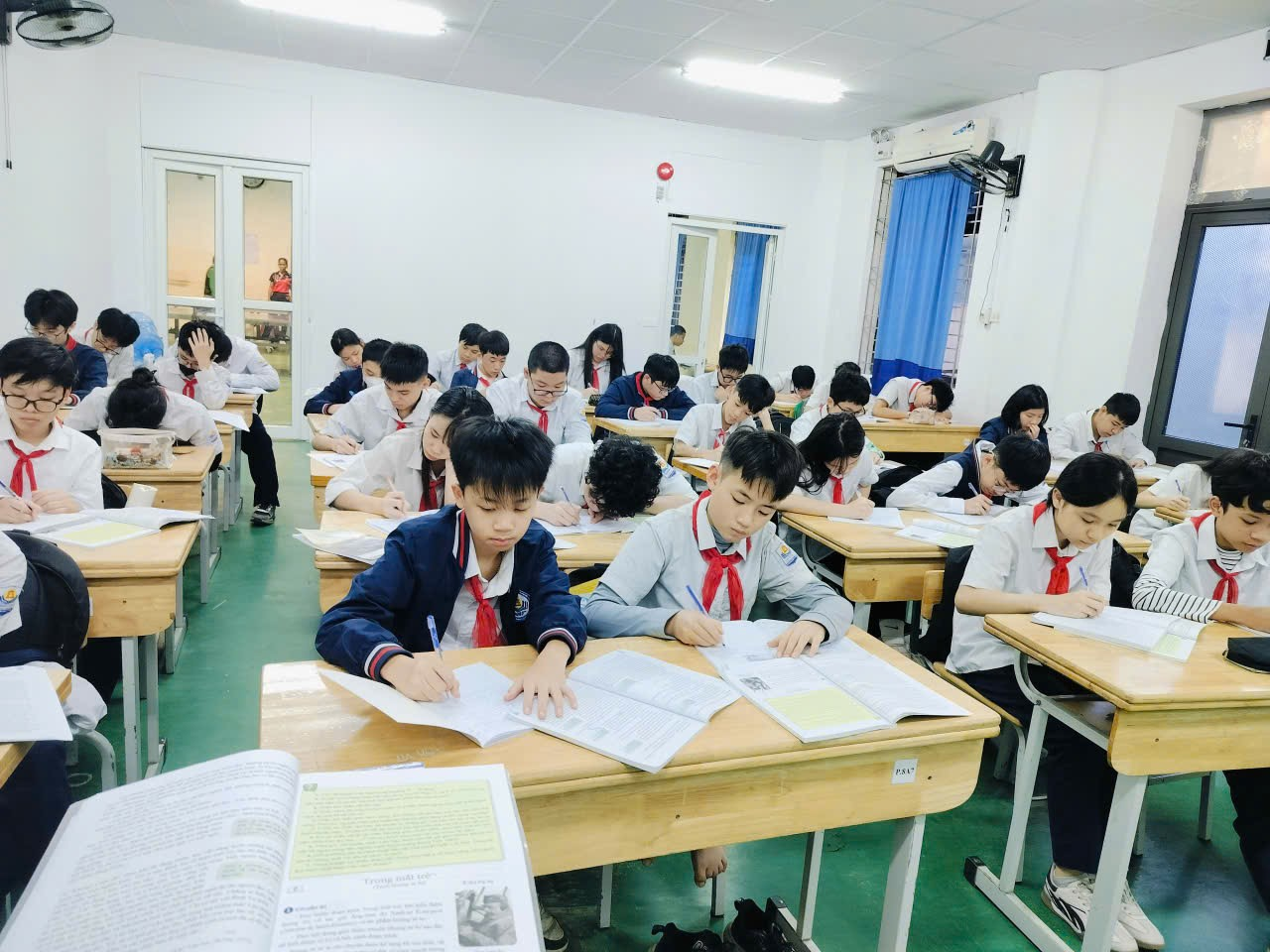 A group of students in a classroom

Description automatically generated