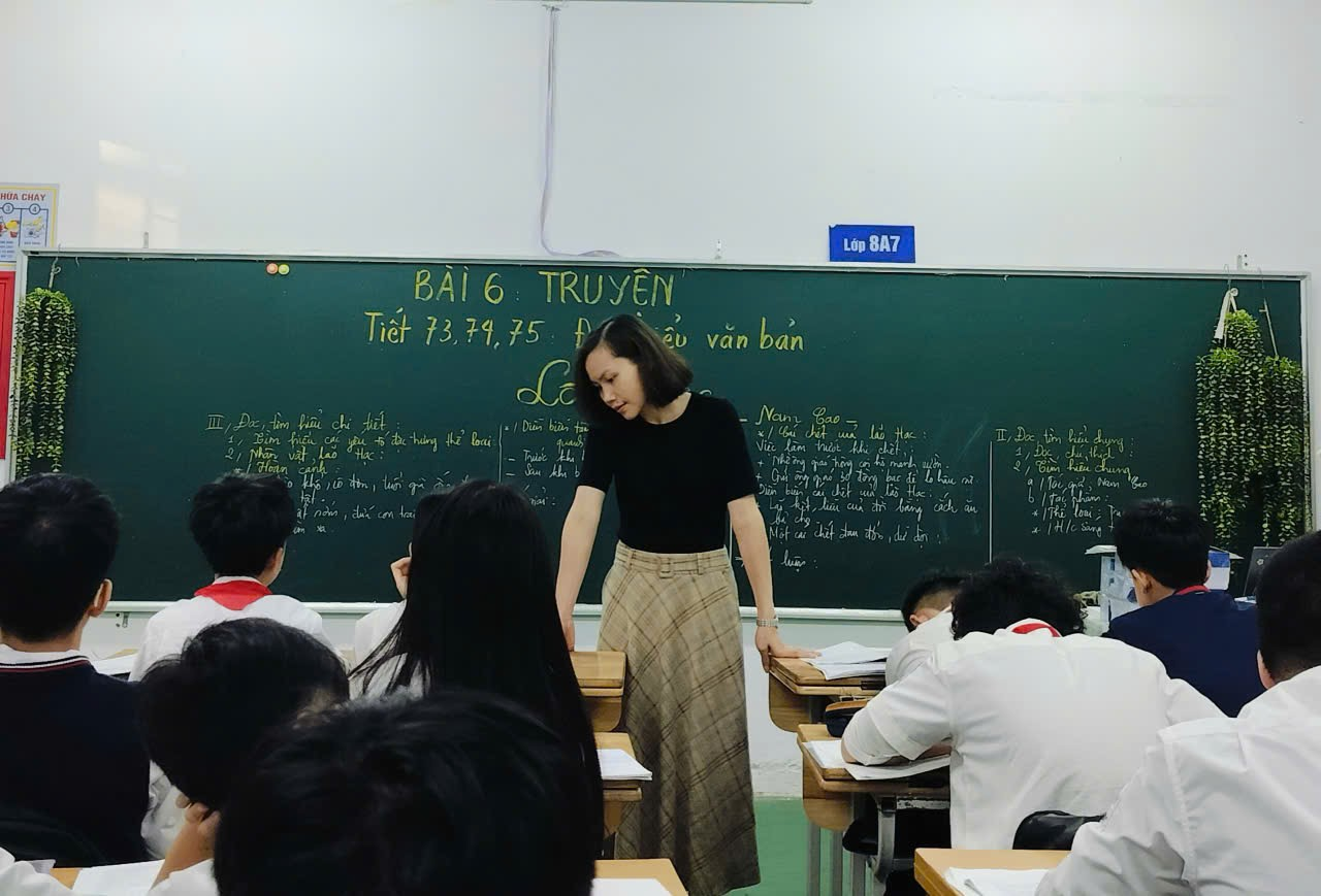 A person standing in front of a chalkboard

Description automatically generated