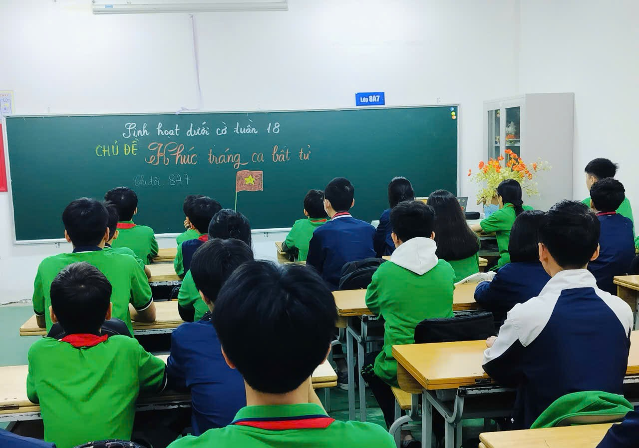 A group of people in a classroom

Description automatically generated